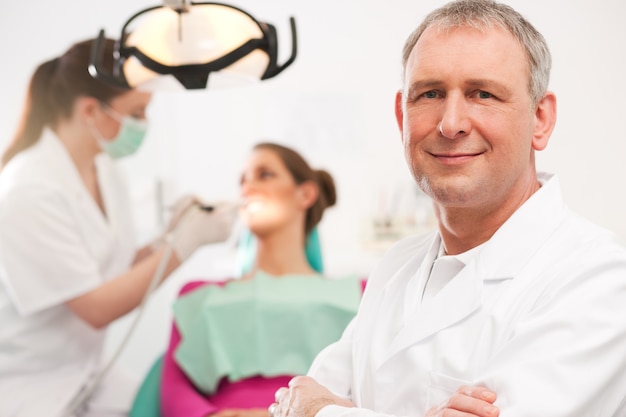 dentium clinica dental - Servicios - dentist his surgery