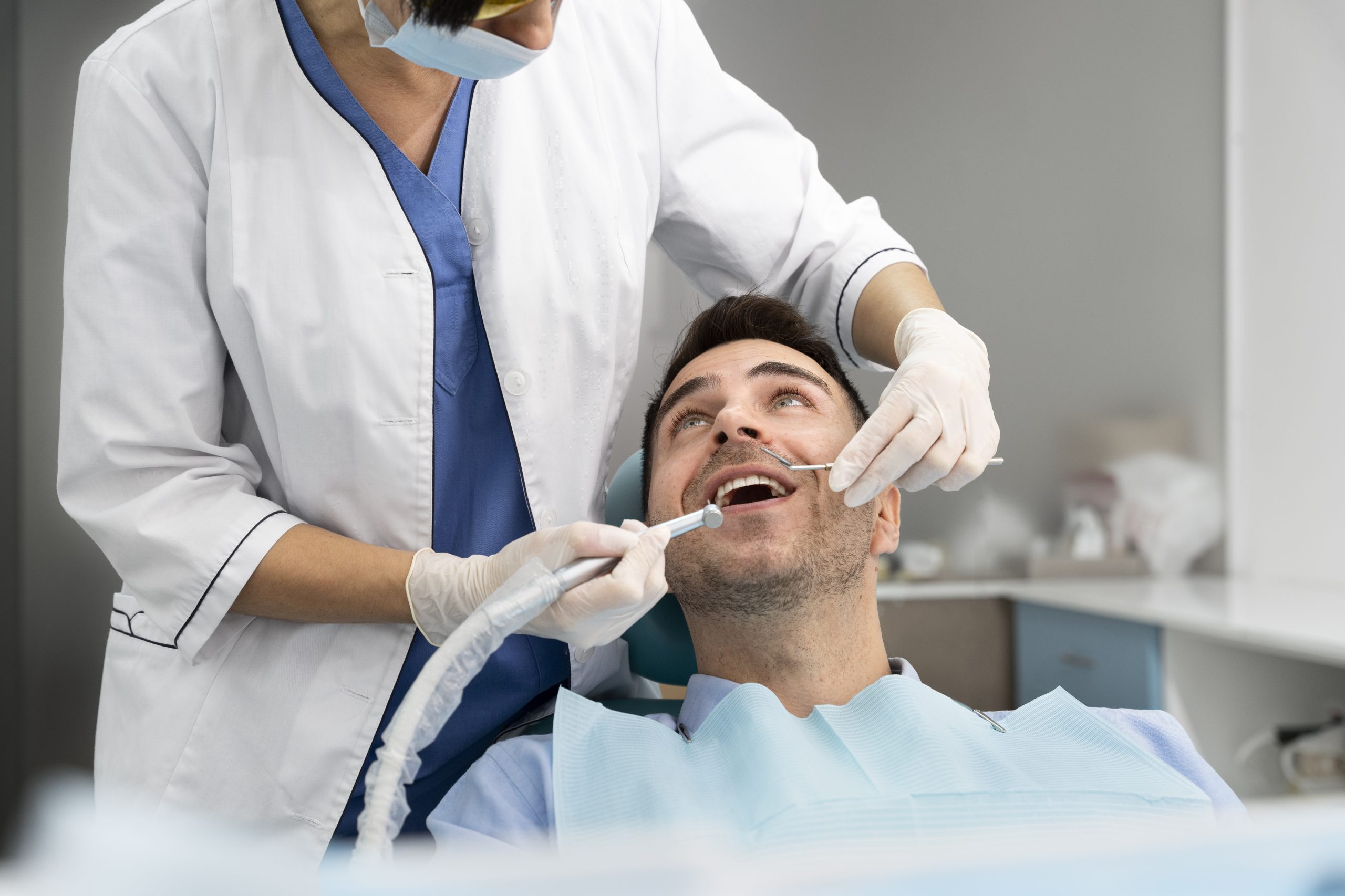 dentium clinica dental - Servicios - dentista haciendo un chequeo al paciente scaled