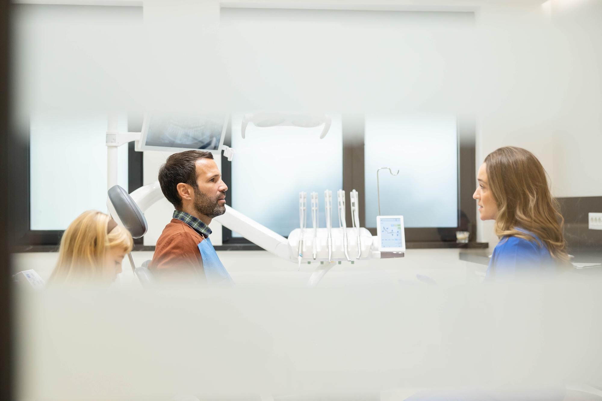 dentium clinica dental - Inicio - professional dental discussion modern clinic setting